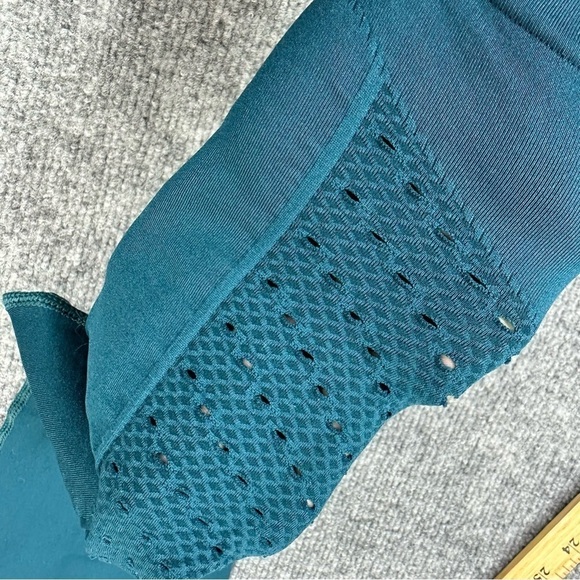 Fabletics Sync High-Waisted Perforated 7/8 Leggings NWT - Picture 13 of 17